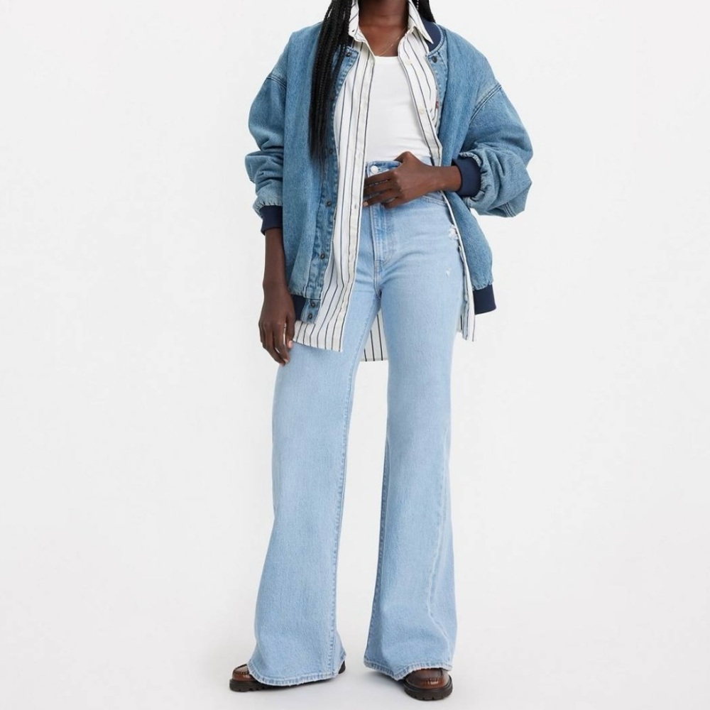 Levi's Premium RIBCAGE BELL DENIM in LIGHT WASH NWT